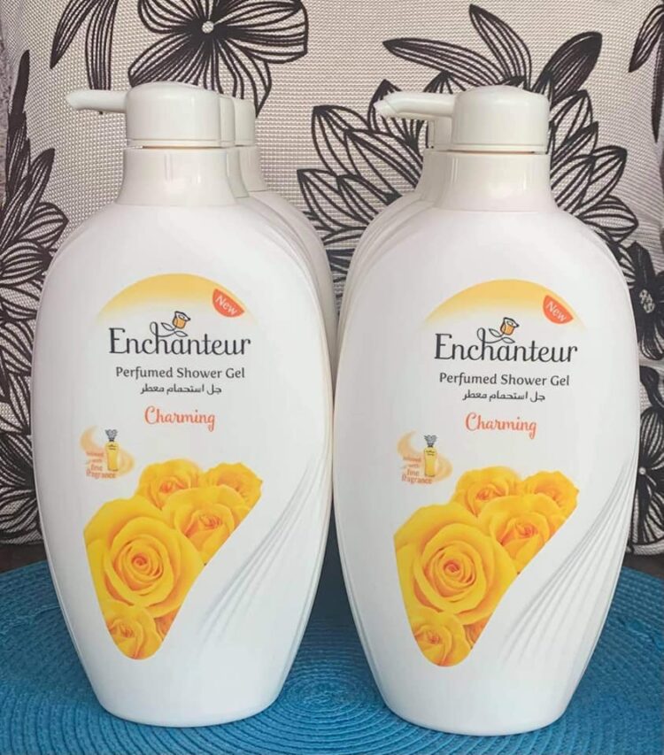 Sữa tắm thơm lâu giá bình dân Enchanteur vàng