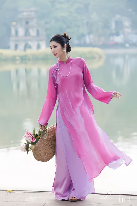 Áo dài hồng kết hợp với quần màu tím