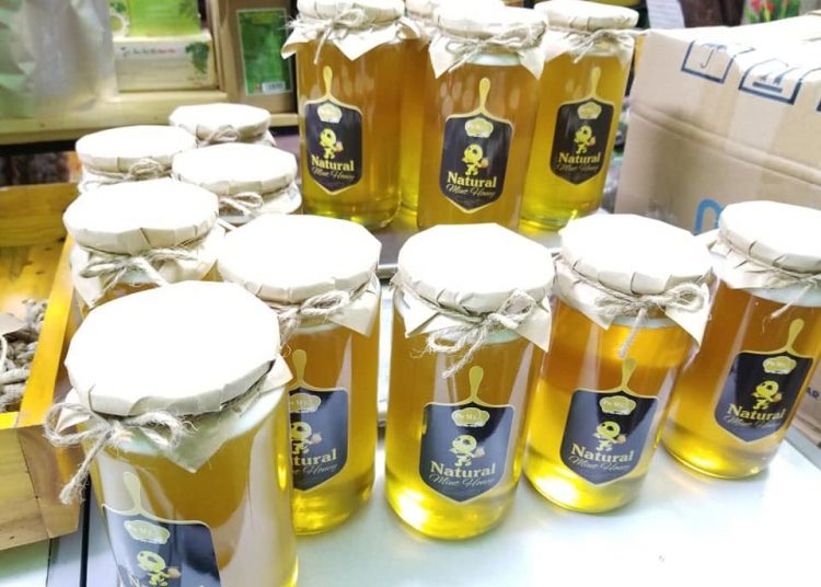 Mật ong bạc hà cao nguyên Đồng Văn ở Hà Giang màu vàng chanh thơm ngon