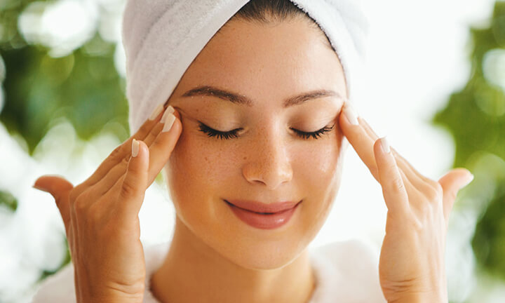 Massage kem mắt nhẹ nhàng giúp thẩm thấu nhanh hơn. 