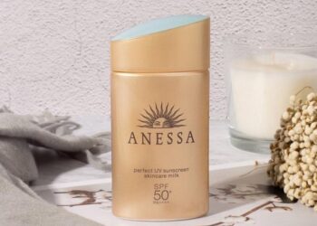 Kem chống nắng Anessa Perfect UV Sunscreen Skincare Milk SPF50+ PA+++