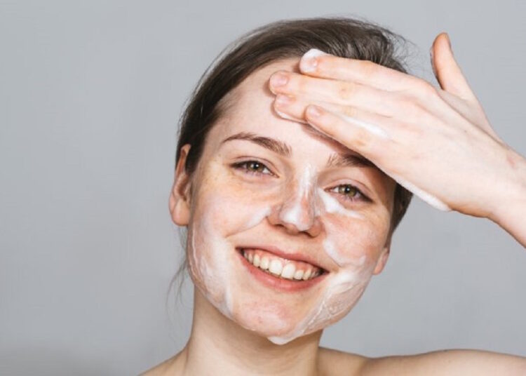 rửa mặt chăm sóc da mặt cho người làm ca đêm hiệu quả
